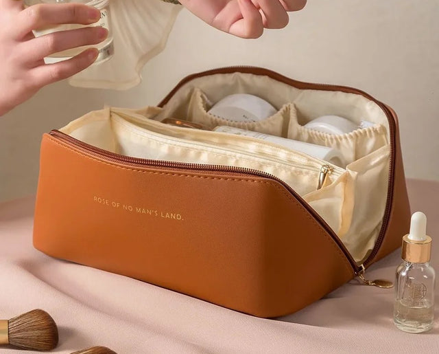 TROUSSE ROSE MAN LAND 02